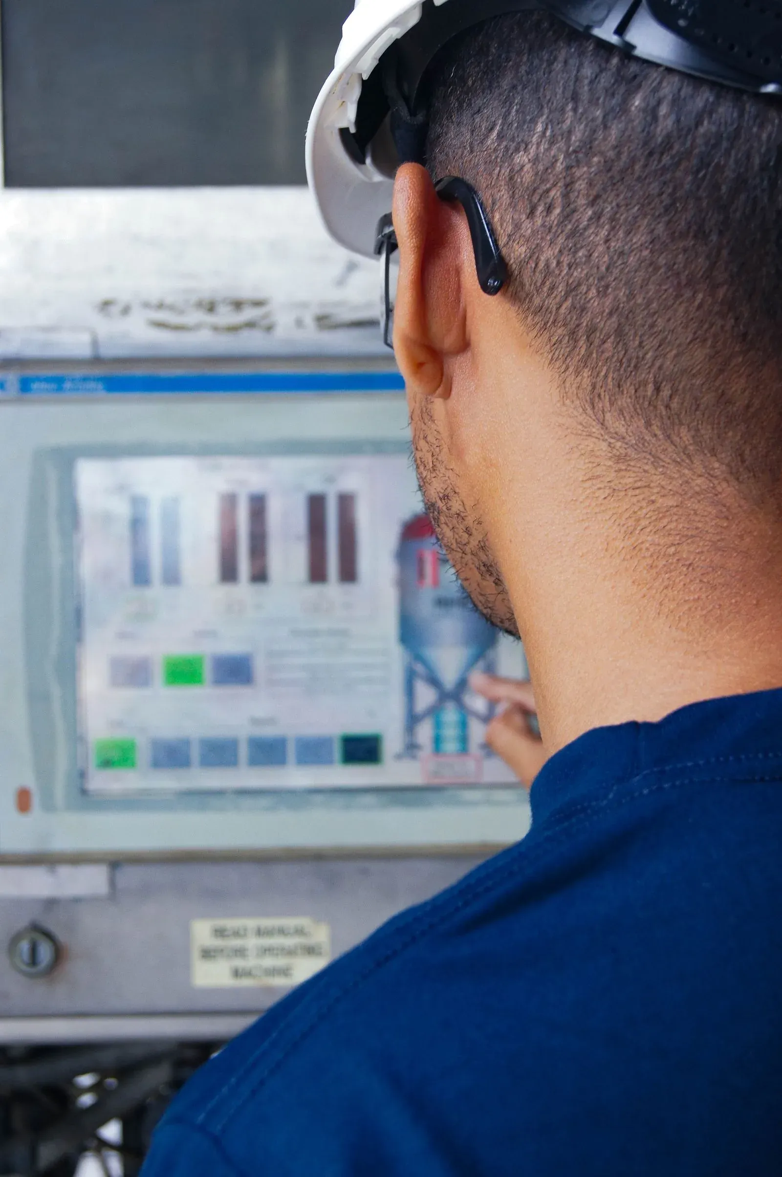 Ingeniero operando un tablero de control industrial (imagen ilustrativa).