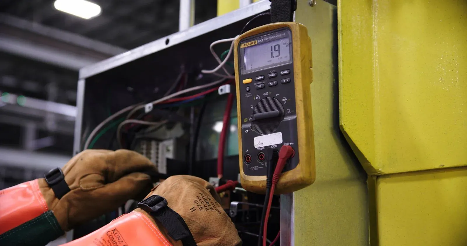 Técnico revisando un tablero eléctrico con multímetro (imagen ilustrativa).