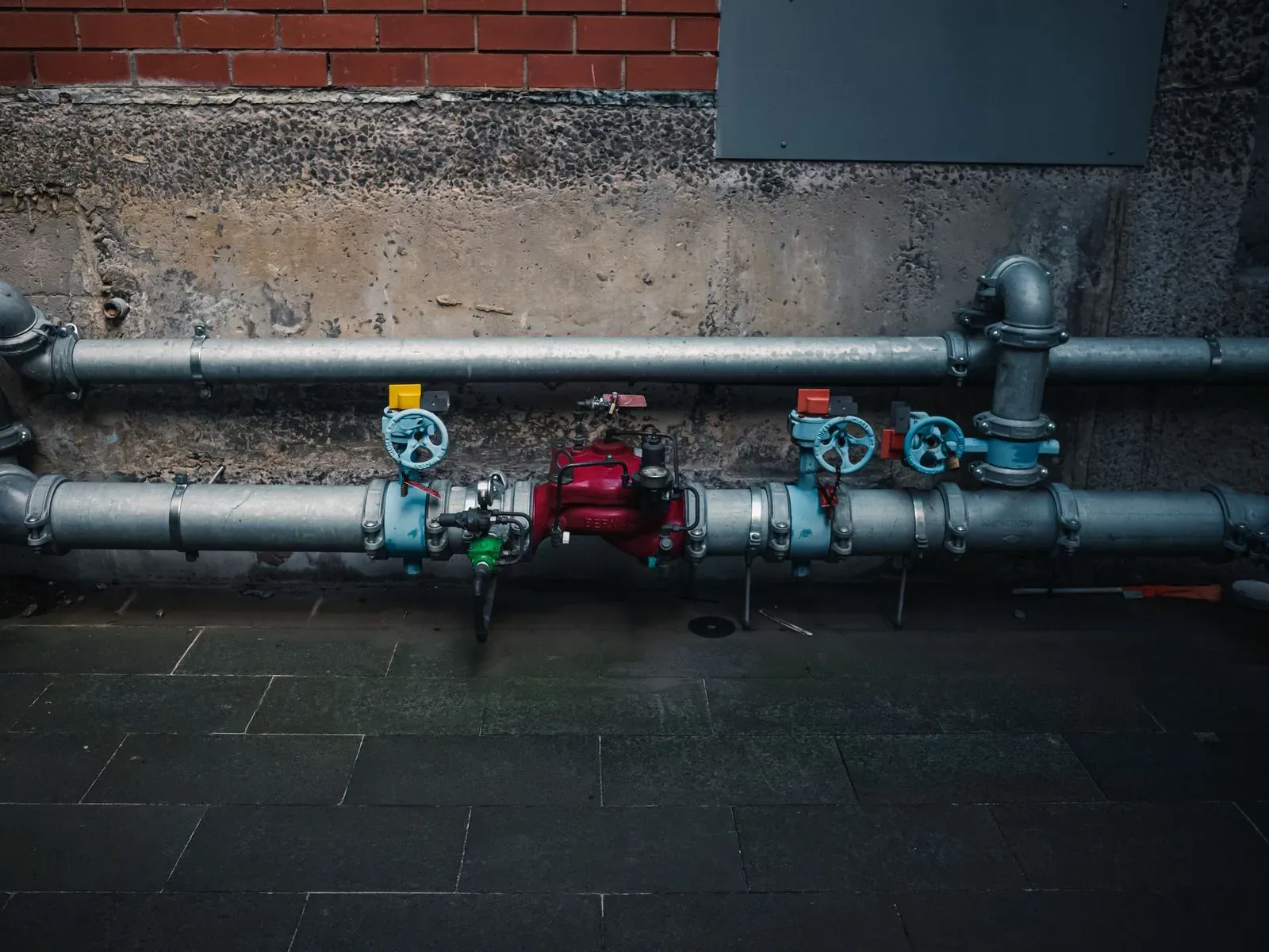 Tubería industrial con válvulas de colores (imagen ilustrativa).